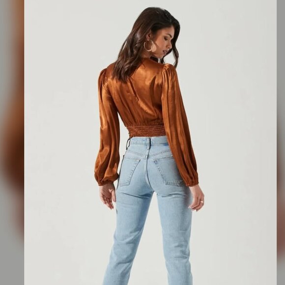 ASTR The Label Anthropologie NWT Cropped Top Twist Front Long Sleeve Top size S - Picture 5 of 7